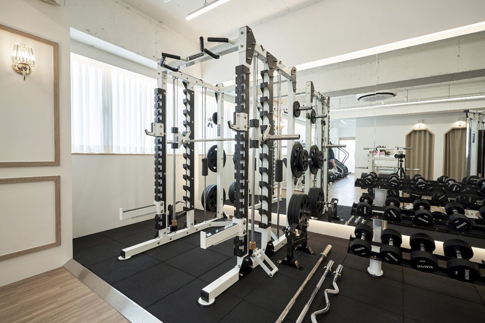 40 平简约双色调皮具店设计，尽显北欧风情-9