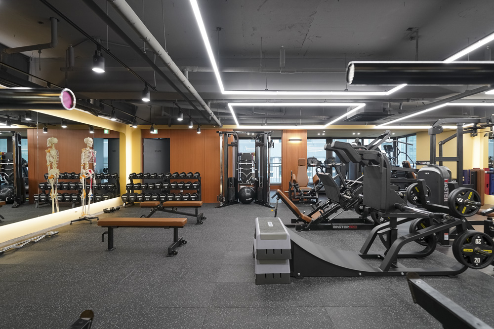 黑色与橙色的碰撞 | 49 平米迷你公寓的惊艳设计-4