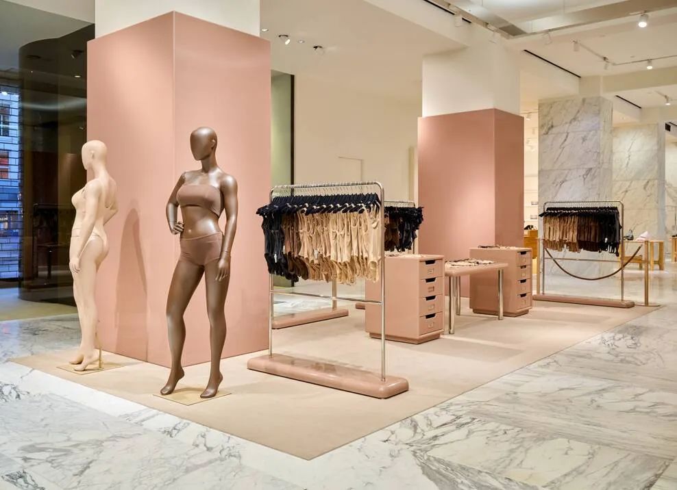 SKIMS 荷兰 DE BIJENKORF 首个实体店丨荷兰阿姆斯特丹-0