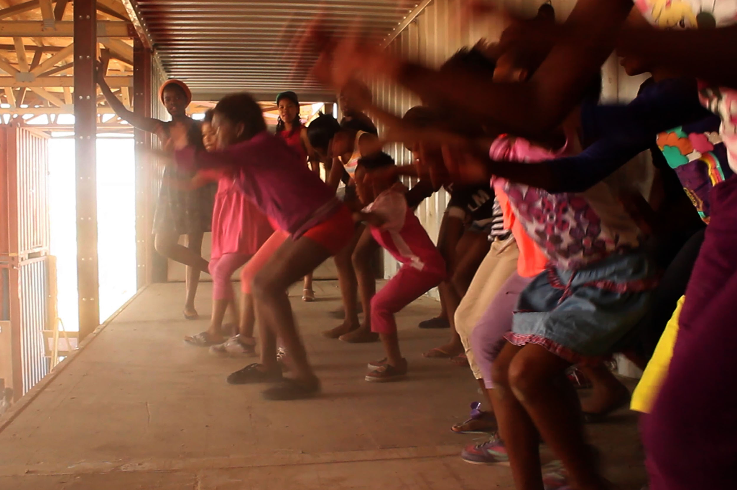 古迦 S‘Thebe 儿童剧院 | 南非开普敦 Langa 社区的创意文化地标-300