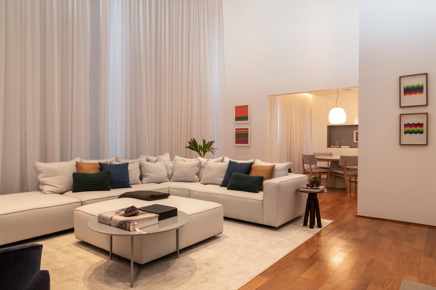 巴西 SP 住宅 | 金属折叠楼梯设计，双层高客厅与泳池完美融合-4