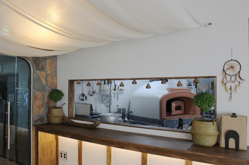 首尔山德雷尼餐厅 白色&木质打造温馨氛围-10