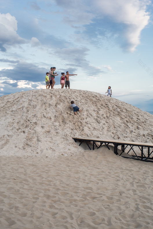 巴西 Copacabana 海滩装置艺术“时间和海滩”-22