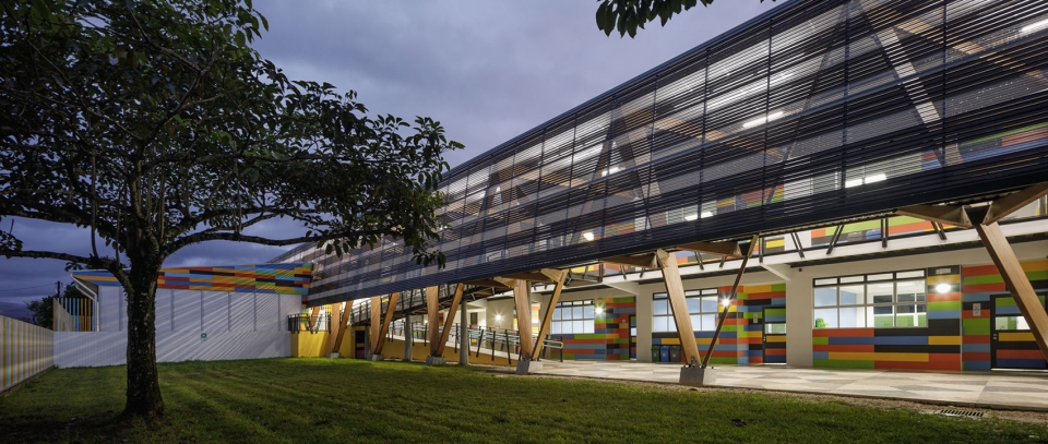 哥斯达黎加偏远公立学校 | 多彩环保的木构建筑-29