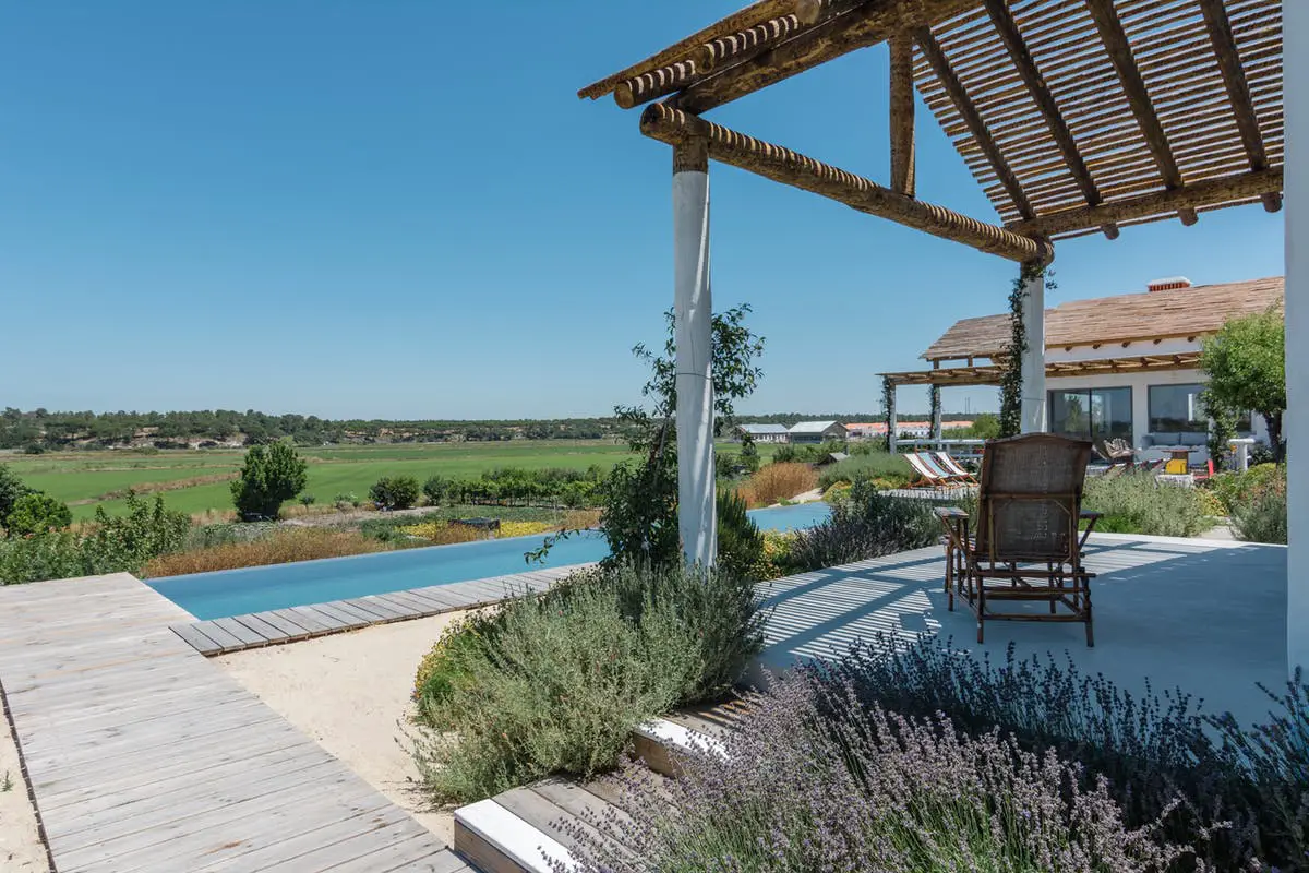 葡萄牙度假别墅 | 色彩斑斓的泳池边天堂-29