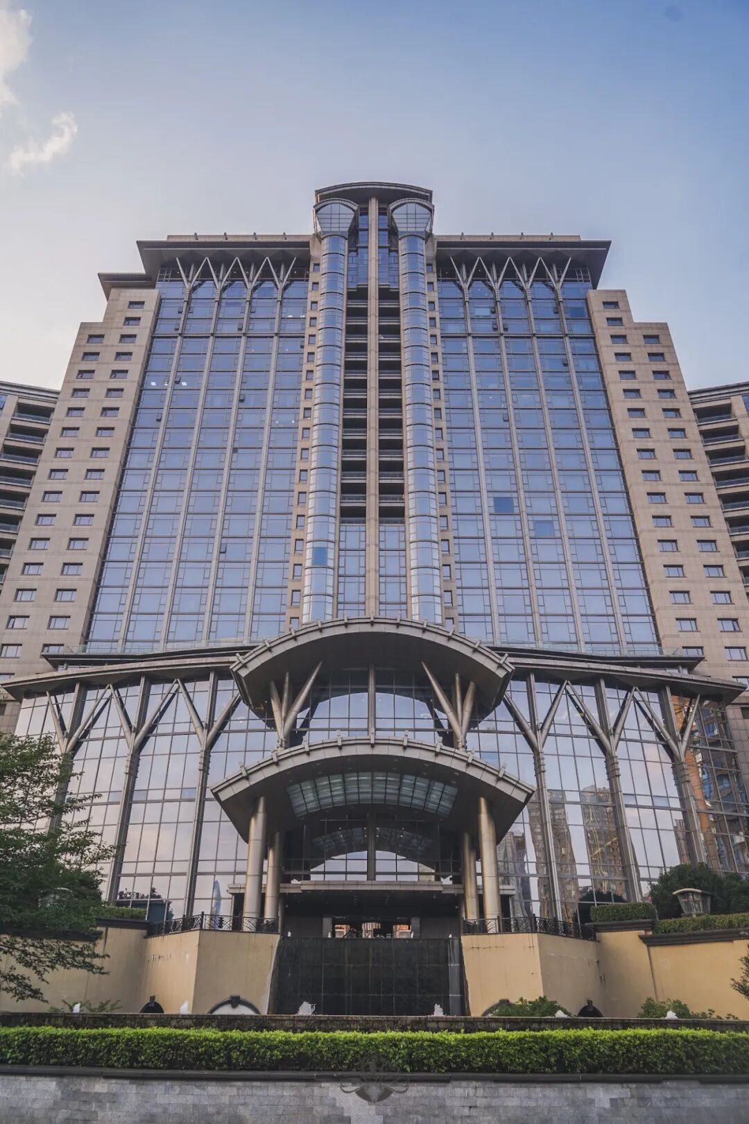 新酒店|城市栖所·自在漫行,寻找城市绿境中的疗愈栖所,洲至奢选宁波绿城尊蓝酒店优雅启幕-0