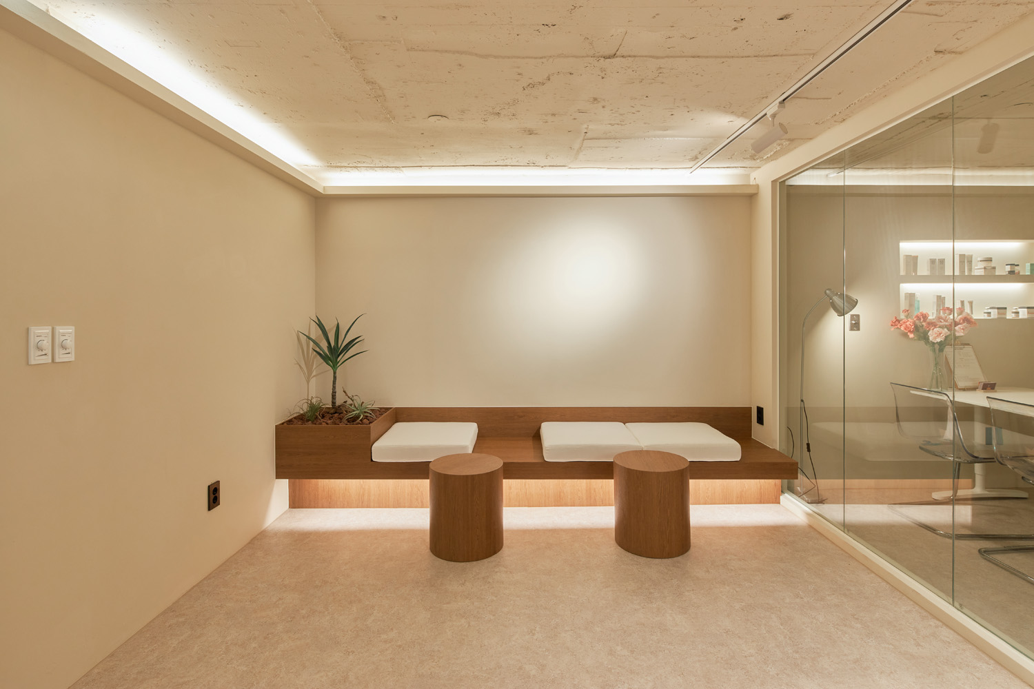 30 平米高级 SPA 店，白色与原木的精致空间-8