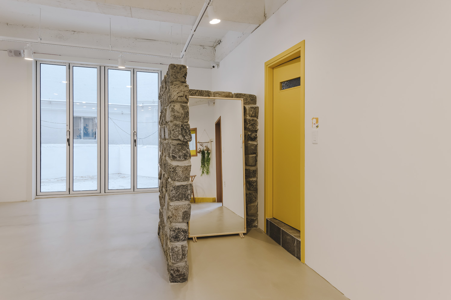 黄色亮点可爱风，20 平米甜品咖啡厅设计成本-12