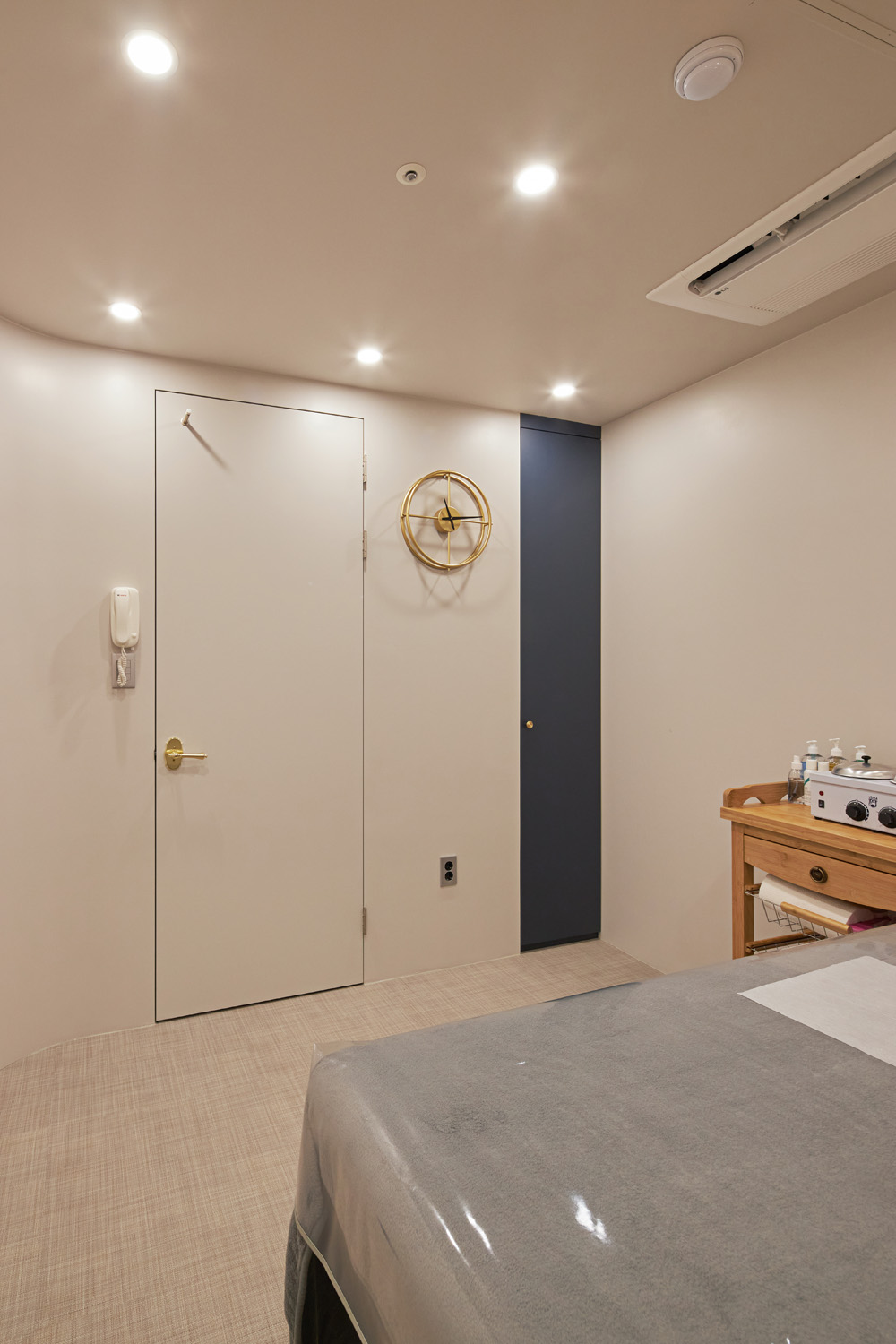 19 平现代简约风格白色 tone 皮革店室内设计案例-16