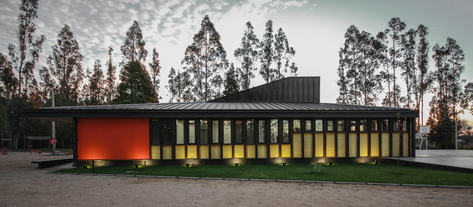 智利 Melirrehue 乡村学校 · 多功能中央庭院设计-26