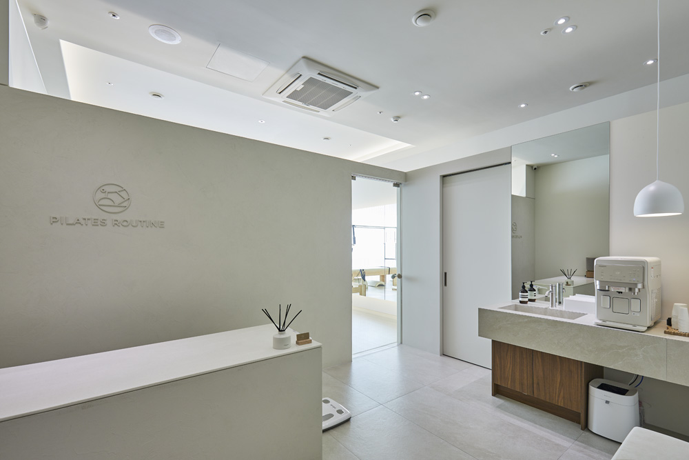 16 坪高级氛围的白色&木纹瑜伽学院室内设计-9