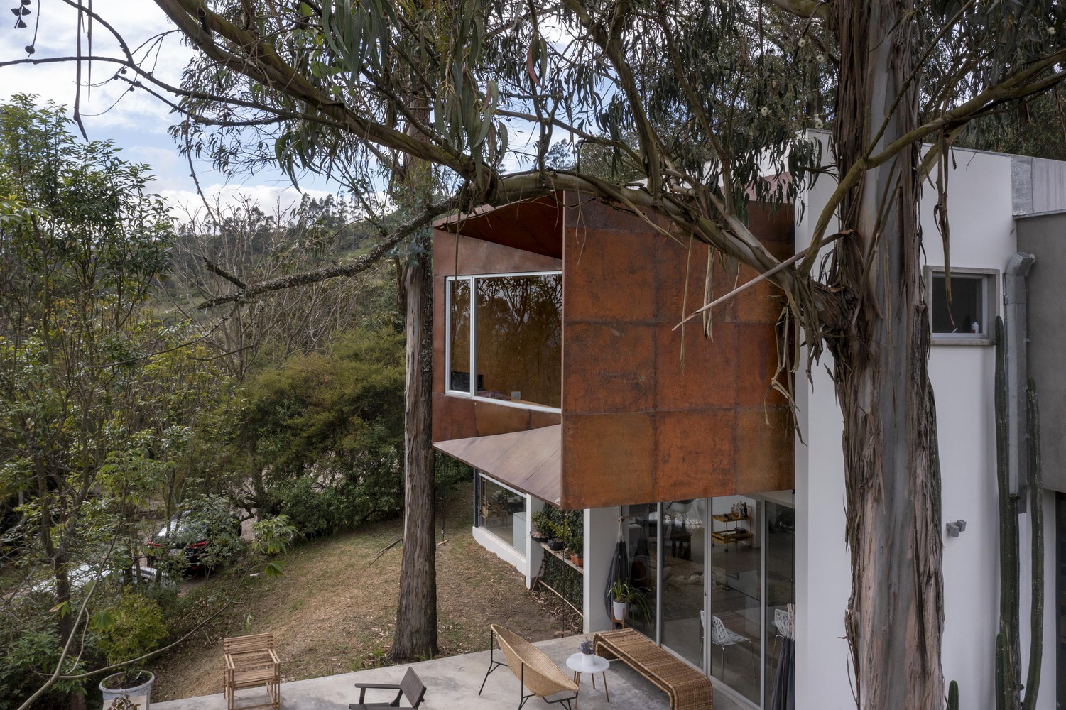 "倾斜立方体 | 2022 年 Quito 的 Oblique Extension House"-11