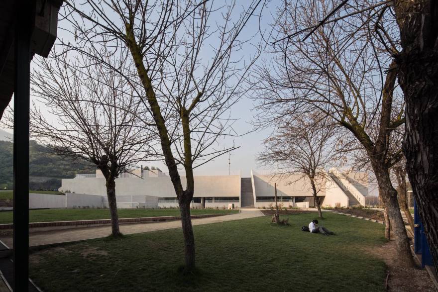 智利森林中的圣乔治学院体育馆-62