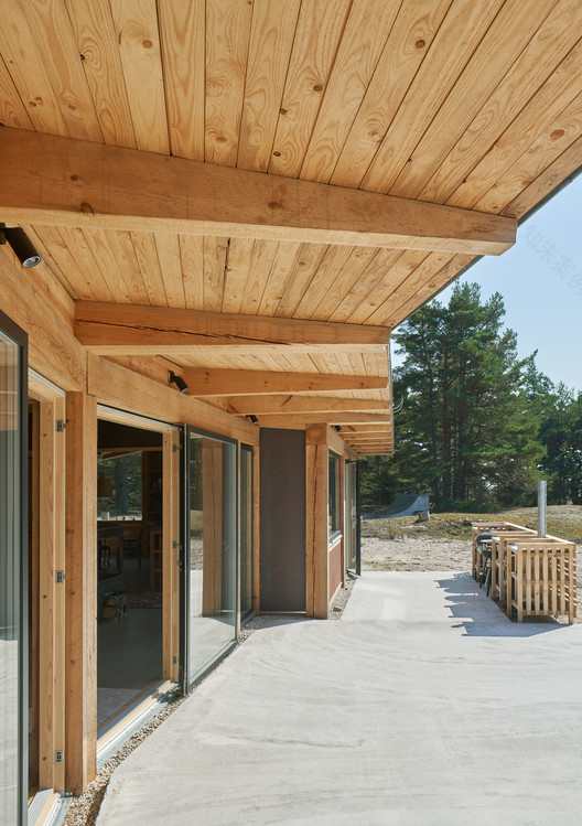 哥特兰海景度假屋 | 垂直木结构与大海的完美融合-28