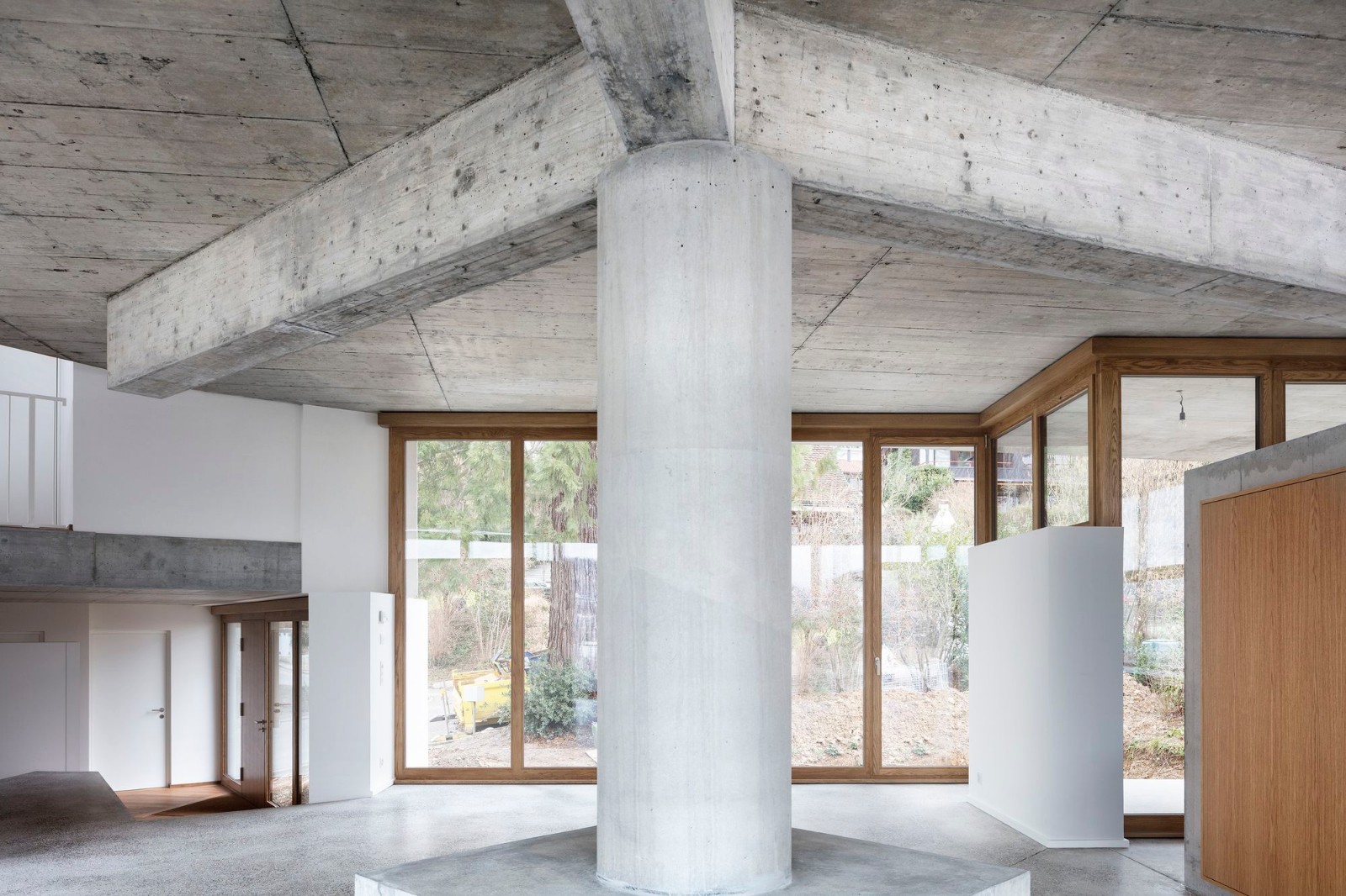 瑞士斜坡上的方形平台极简住宅-5