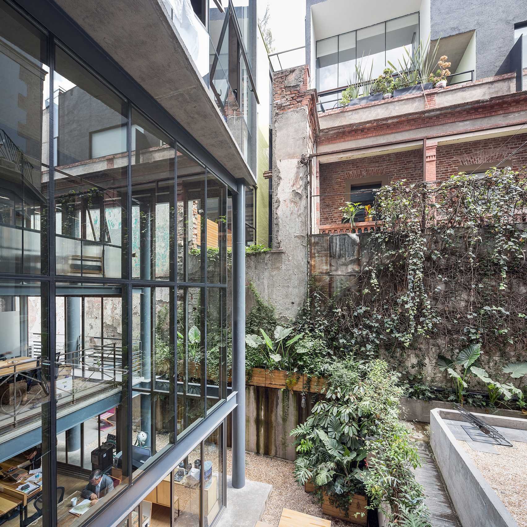 10 parasitic dwellings that cling to other buildings-21