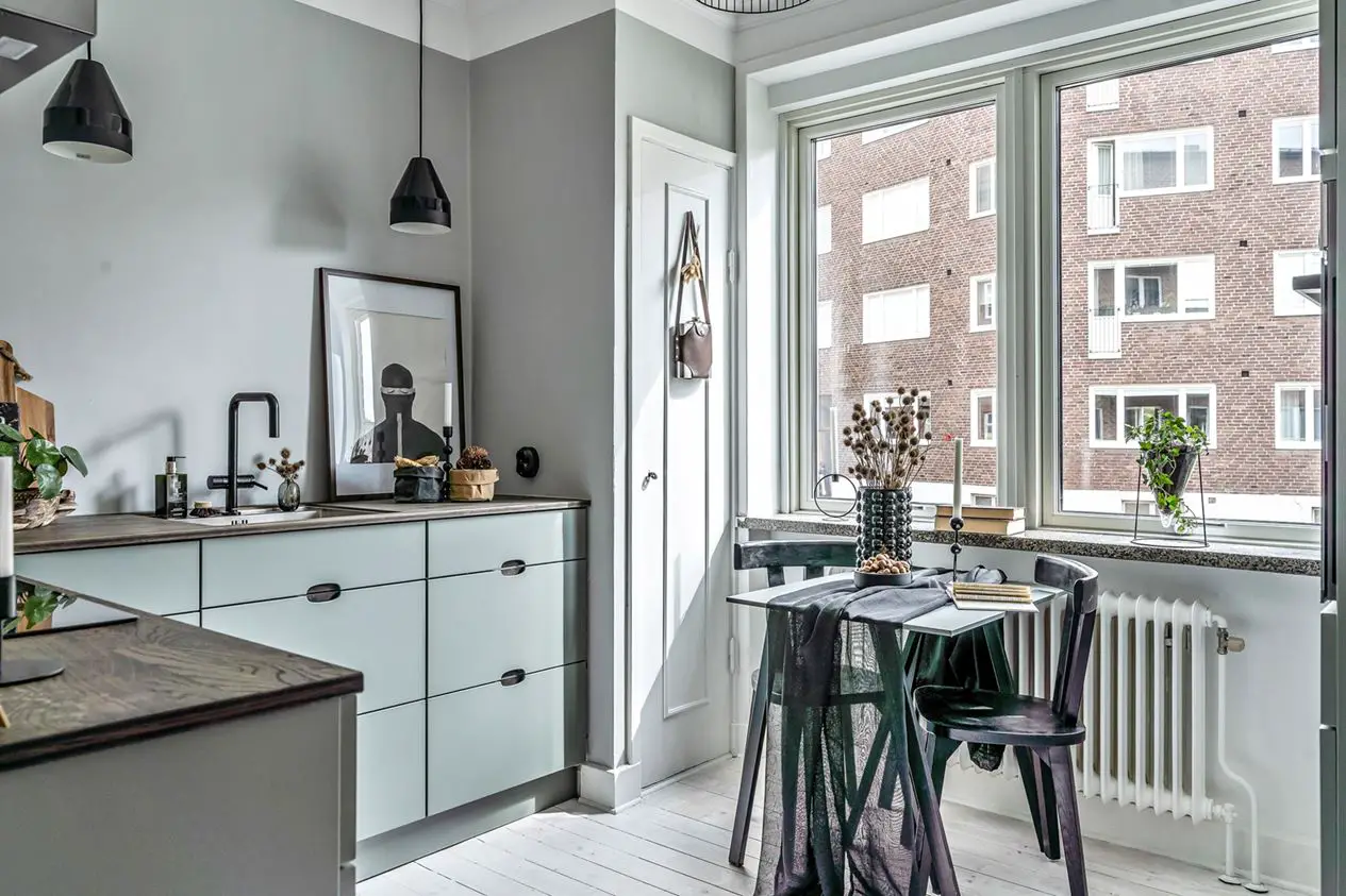 瑞典城市大型工作室公寓的完美改造-10