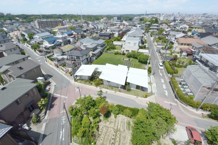 连结景观与街道的六屋顶之家-2