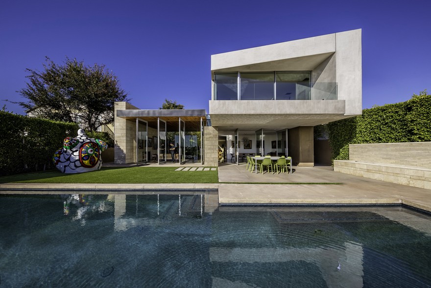 Pacific Palisades House Features Large Open Spaces-1