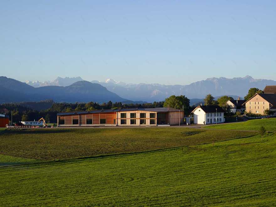 融入乡村景观的玻璃学校-14