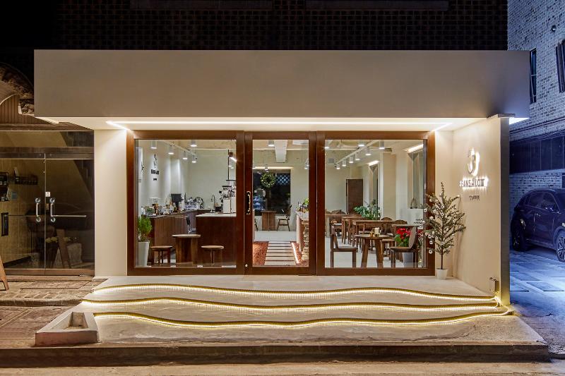 27 坪极简风咖啡厅，明亮照明点亮温馨空间-2