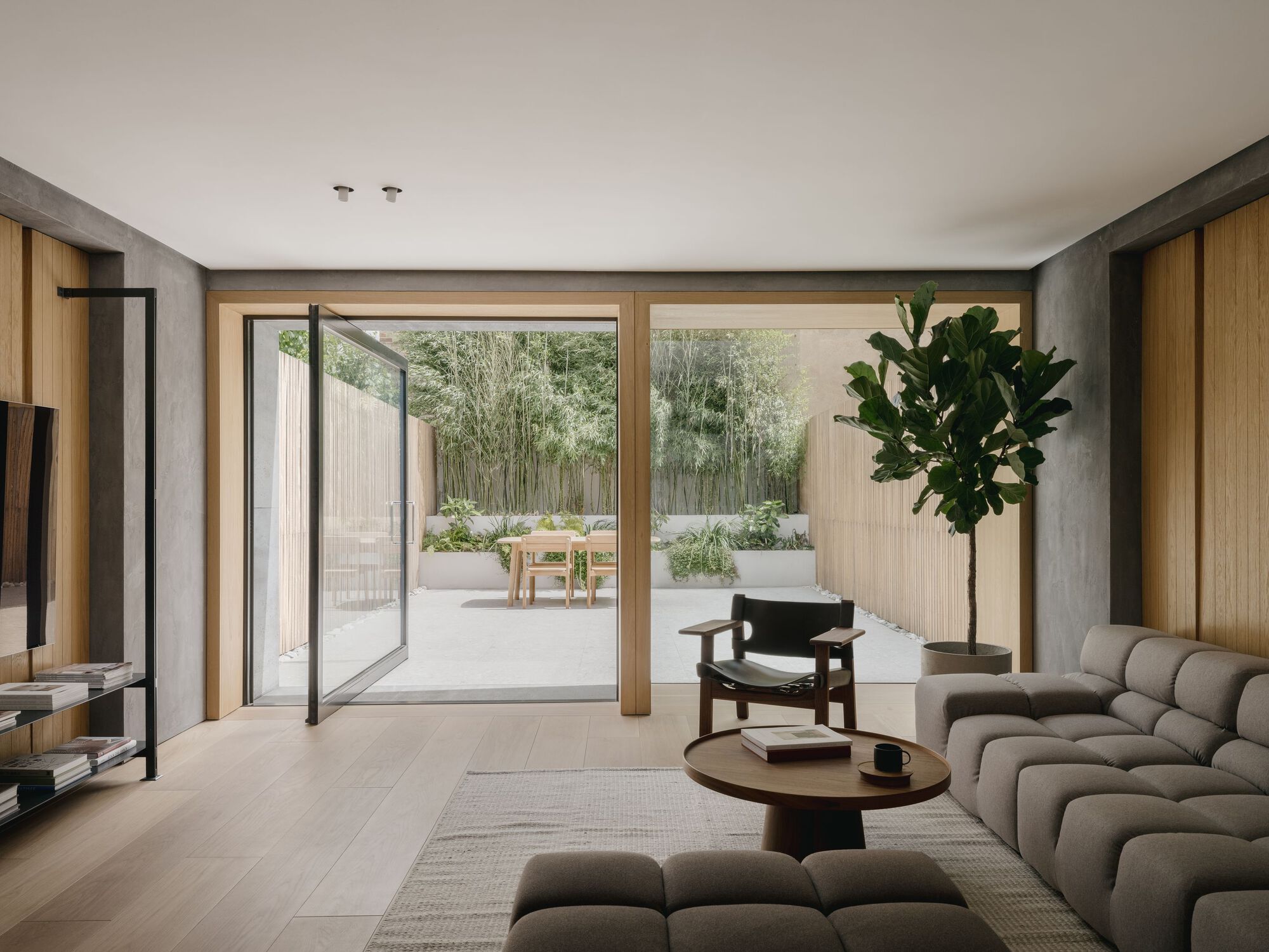 光隙间洒下光影的家庭住宅（注：komorebi是日语外来词，指从树叶缝隙间洒下的阳光） 丨英国伦敦丨ConForm Architects-19