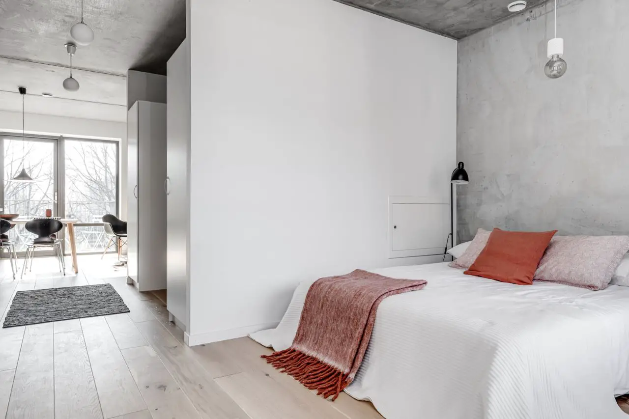 瑞典 40m2 灰混凝土时尚公寓 | 工业风与温馨家居的完美结合-17