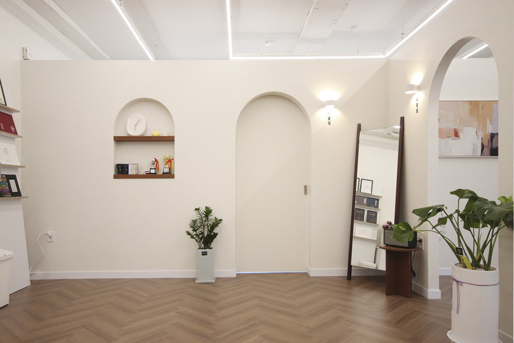 温馨韩式美容院，展现白色与木质的魅力-9