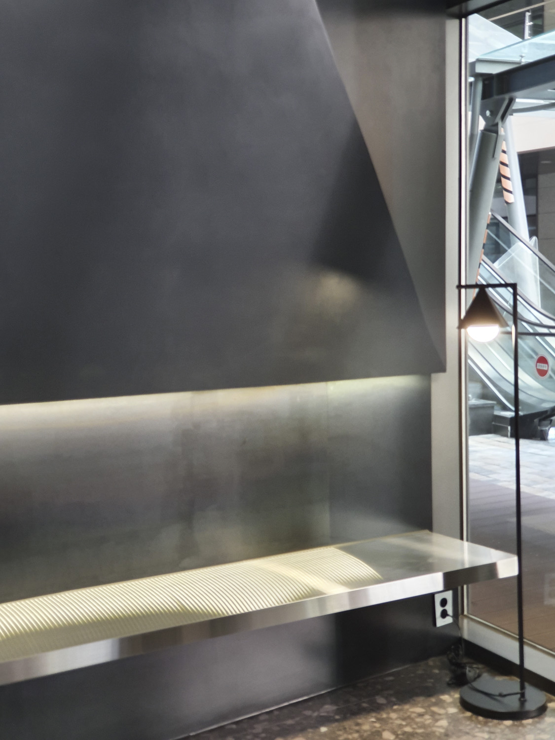 十平米咖啡厅，照明点亮黑色调的神秘空间-8