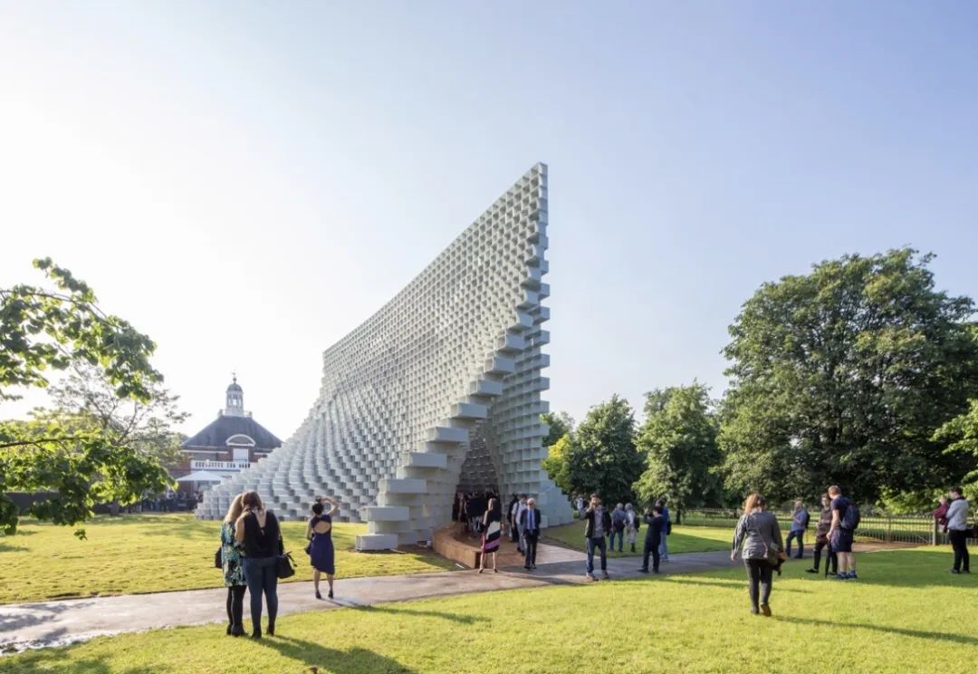 伦敦蛇形展馆"解构"之墙-44