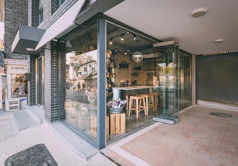 现代极简三坪店铺空间设计-2