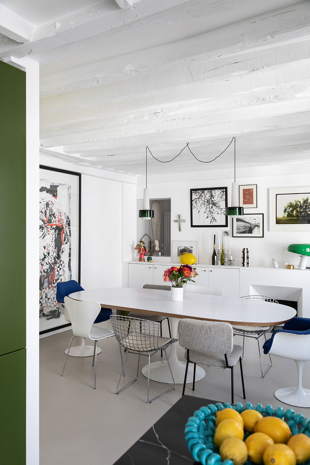 巴黎白色公寓 | 明亮装饰与绿色厨房的巧妙融合-2