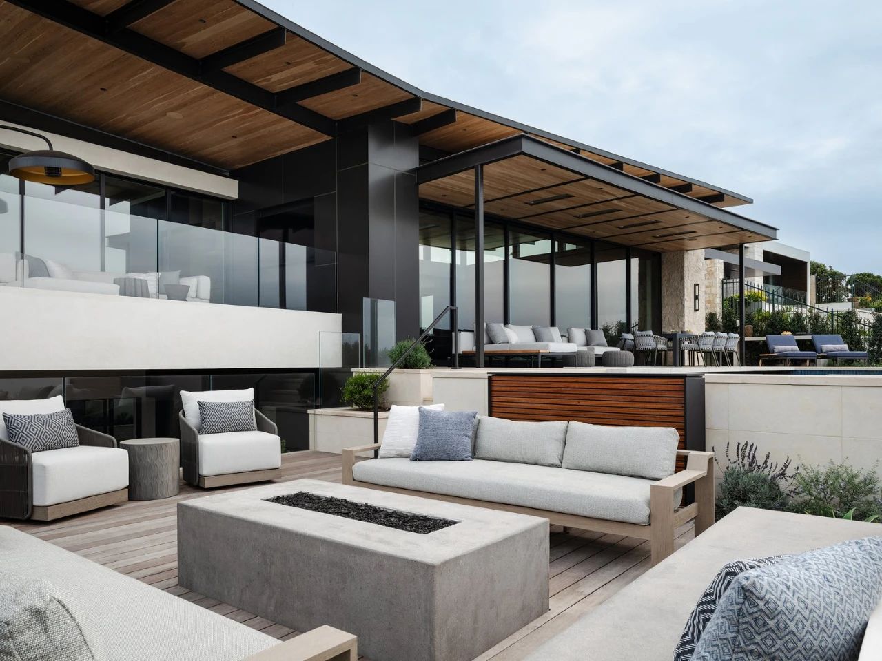 “Stranded in Paradise”（滞留天堂）-25