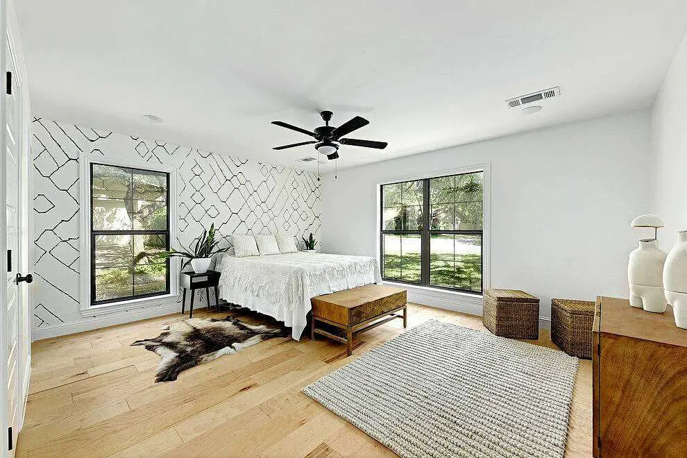 个性墙纸打造独特餐厅,翻转德州住宅视觉体验-15