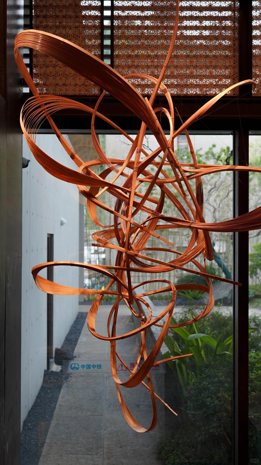 用竹书写禅意,风和雾的轨迹 · 酒店装置艺术《风袖牵岚》-9