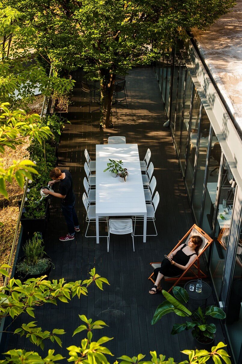 创意办公室设计  带公园景观的设计师工作室彩色展厅丨克罗地亚萨格勒布丨Brigada（克罗地亚知名室内设计公司）-33