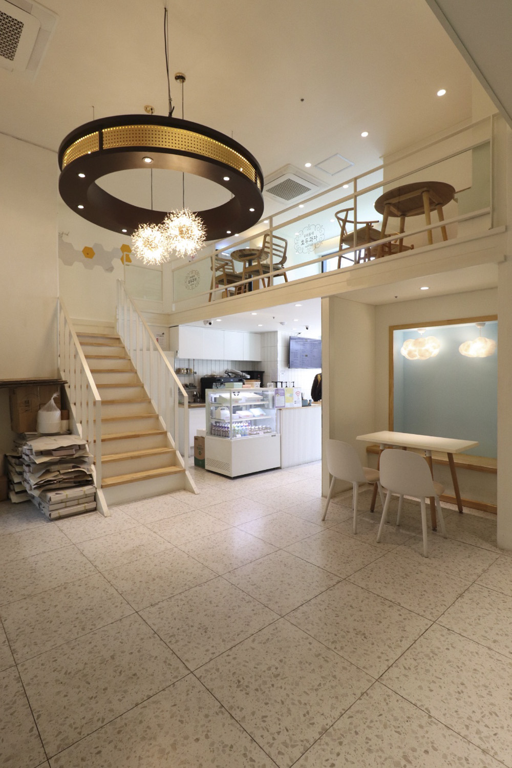 40 平釜山复式咖啡厅的间接照明设计-17