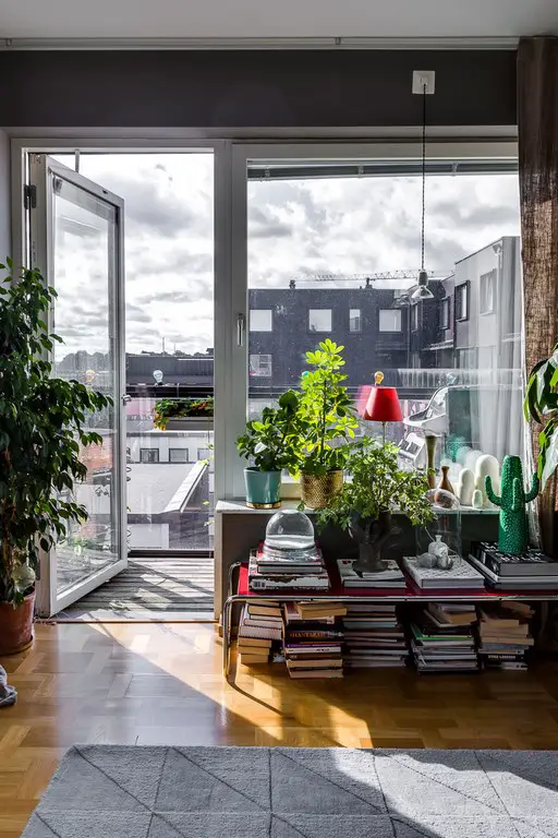 极简灰色公寓中的法国设计金属壁炉-6