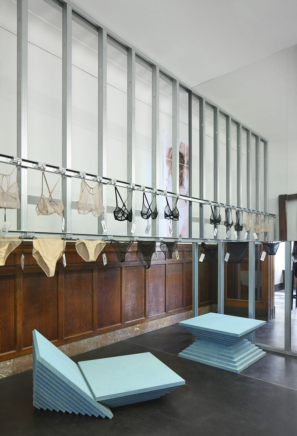 旧烘焙坊中的精美内衣店-40