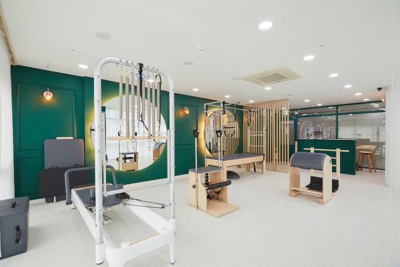 15 坪极简风办公空间设计，点睛之笔的室内配色-3