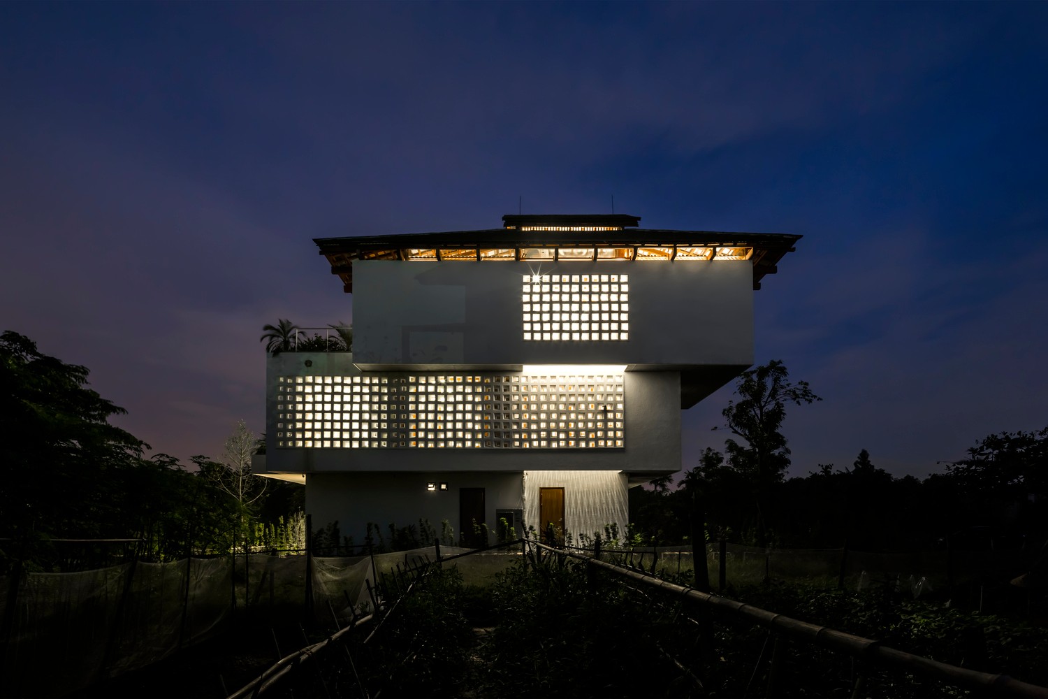 越南阶梯住宅：层层悬挑打造通透室内环境-2