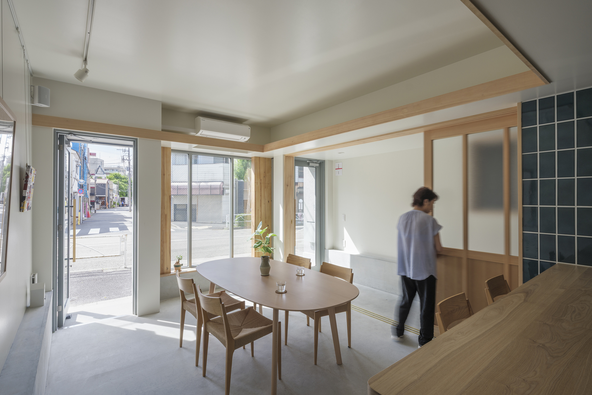 A House, Resident and Milk Delivery Service  / Meguro Architecture Laboratory-12