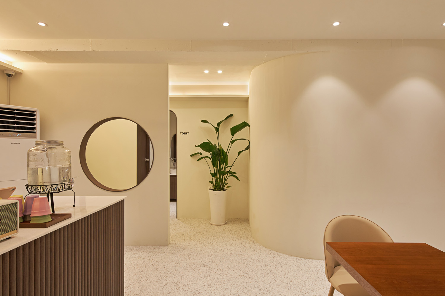 白色与木色交融，34 平米咖啡厅的极简设计魅力-7