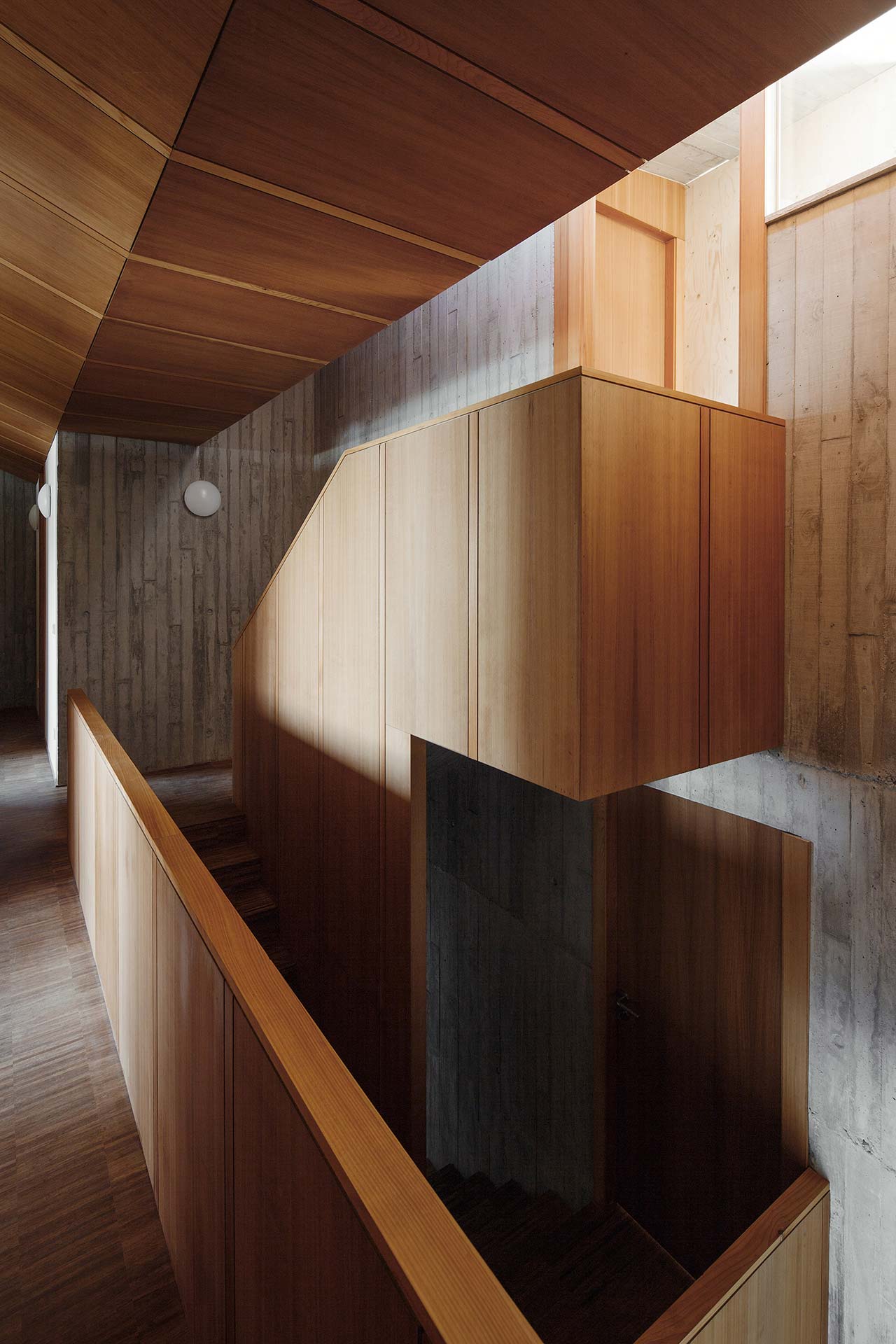 西班牙"波浪"海滨别墅 | 极简与温暖共存-24