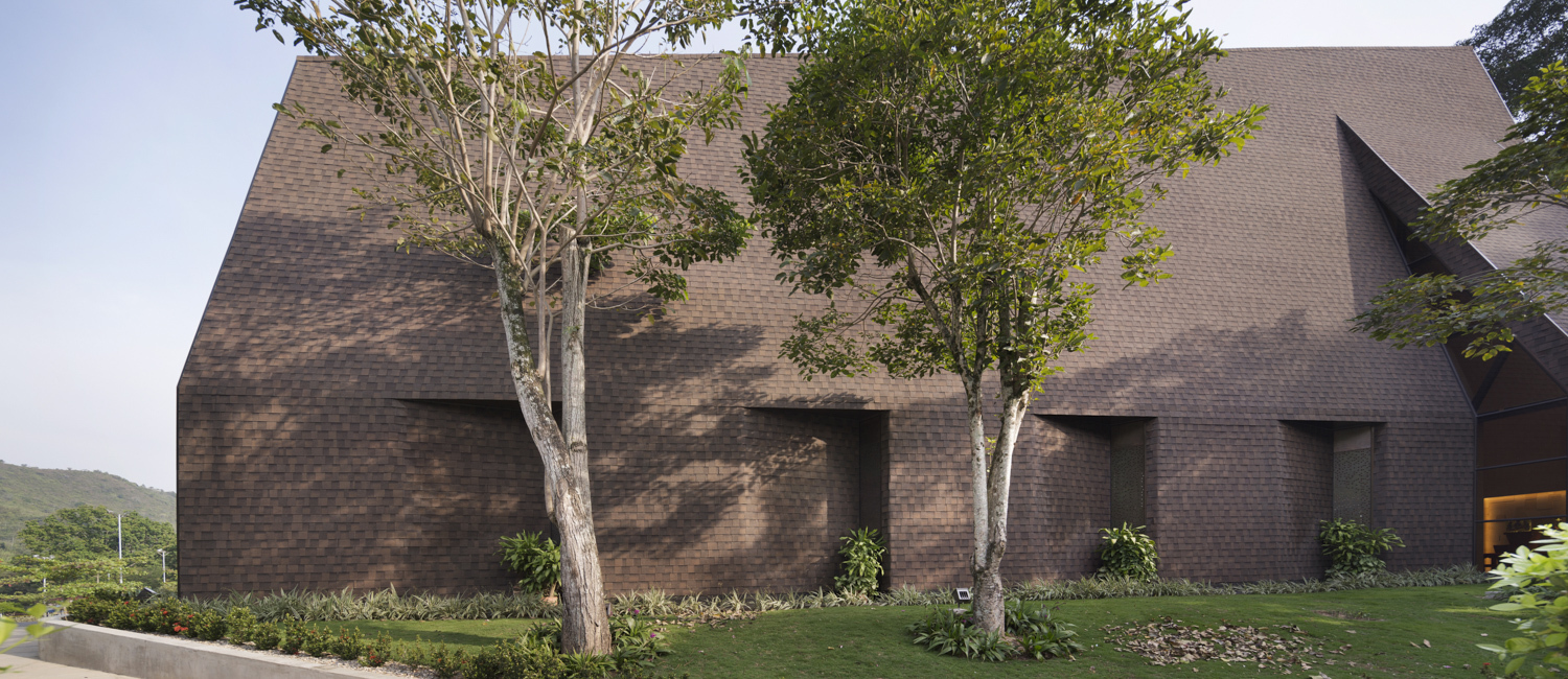 折叠屋顶下的绿意教堂-22