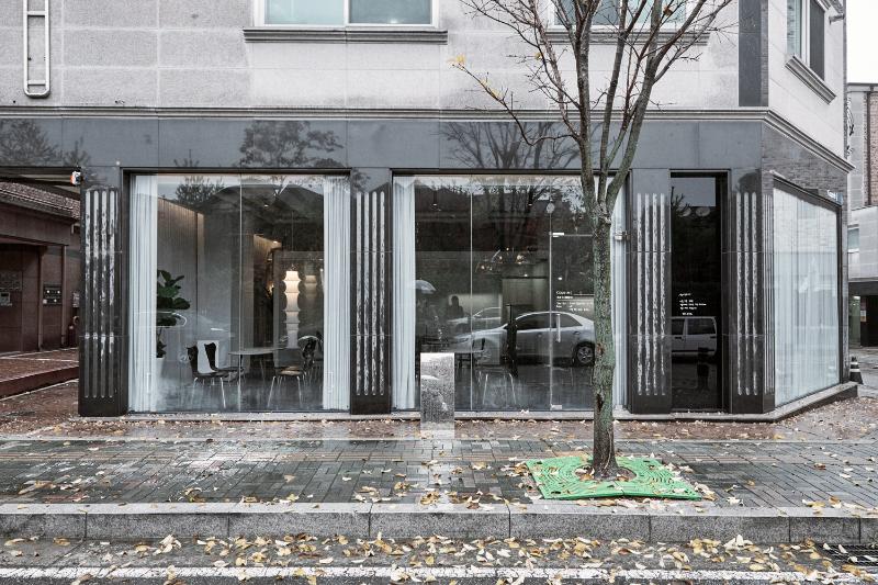 白色调现代咖啡馆，极简风格中的点睛之笔-11