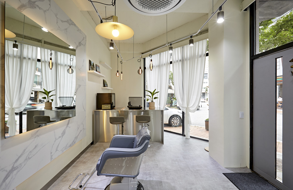 10 坪男性专用美容室设计，极简工业风打造舒适空间-3