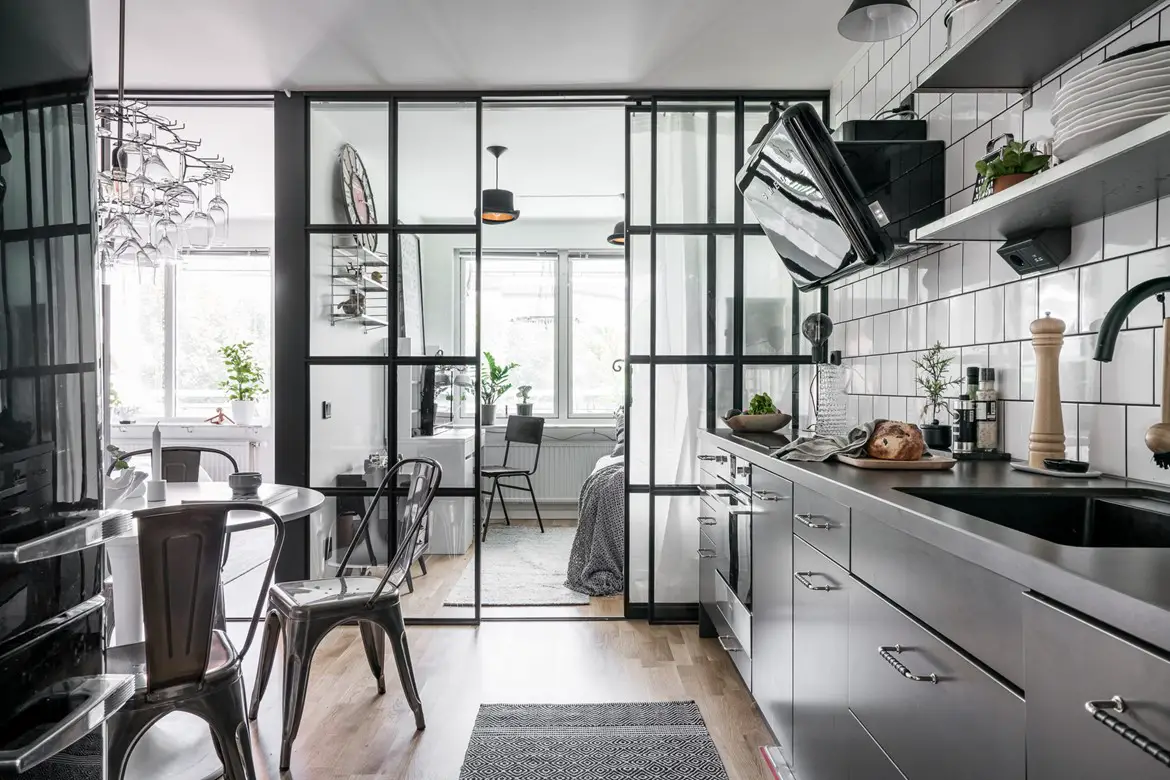 瑞典公寓巧变四居室 | 玻璃隔断打造明亮家庭空间-10