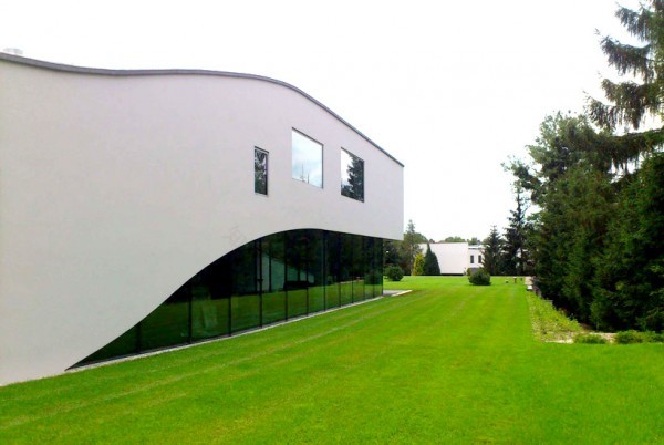 带屋顶高尔夫球场和长车库的房子丨波兰丨KWK Promes-13