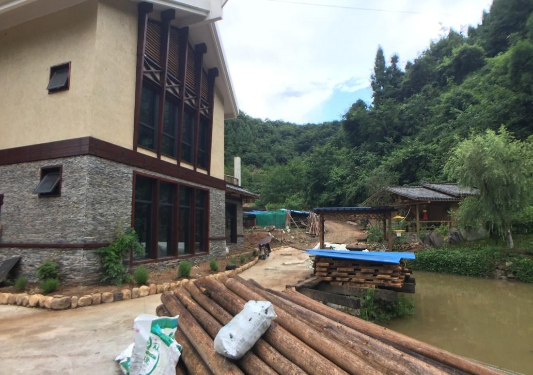 依山而立的雯雯之家 | 原木与化石的纯净邂逅-8